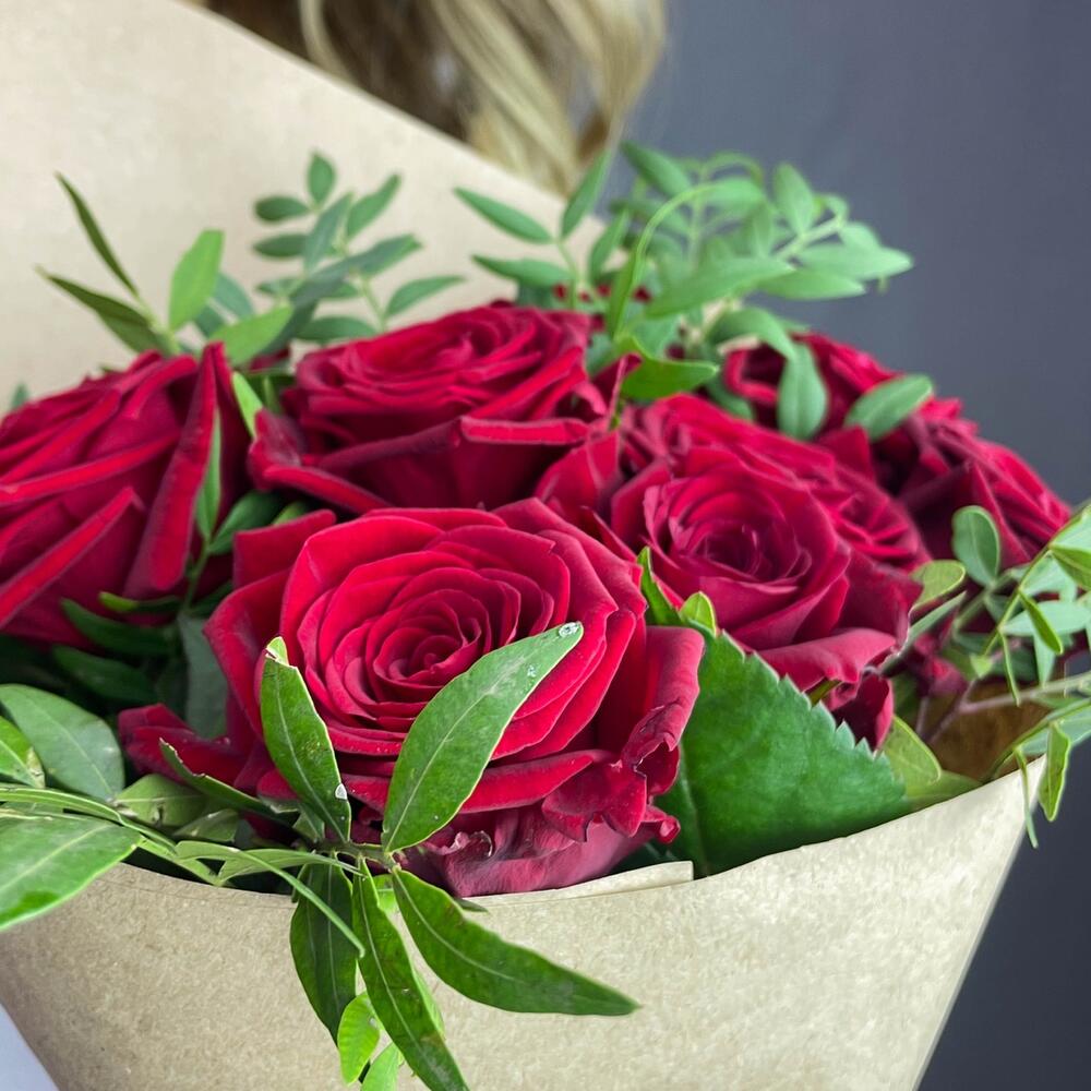 Букет из 9 красных роз с фисташкой – гармония страсти и свежести Усолье-Сибирское Иркутская область