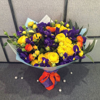 Роскошный букет из синих ирисов и кустовых роз с зеленью – гармония контрастов Усолье-Сибирское Иркутская область