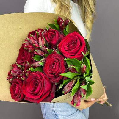 Букет «Страсть» – гармония красных роз и нежных альстромерий Усолье-Сибирское Иркутская область