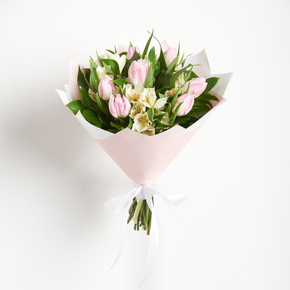 Букет «Первое свидание» розовых тюльпанов и белых альстромерий Усолье-Сибирское Иркутская область