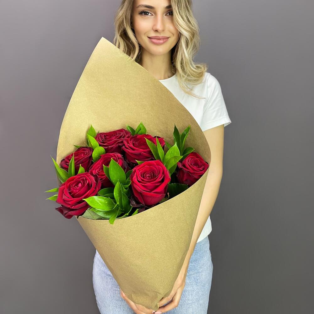 Букет из красных роз с рускусом в крафтовой упаковке – классика с изюминкой Усолье-Сибирское Иркутская область