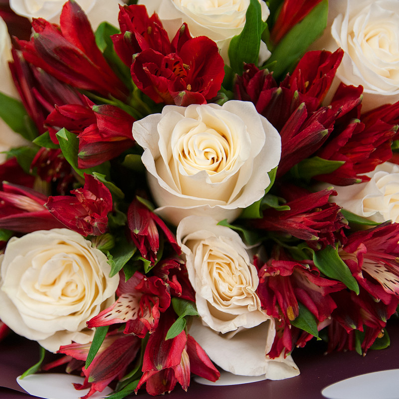 Букет из белых роз и красных альстромерий – гармония страсти и чистоты Усолье-Сибирское Иркутская область