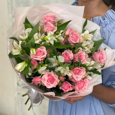Букет «Розовый фламинго» – нежность розовых кустовых роз и белых альстромерий Усолье-Сибирское Иркутская область