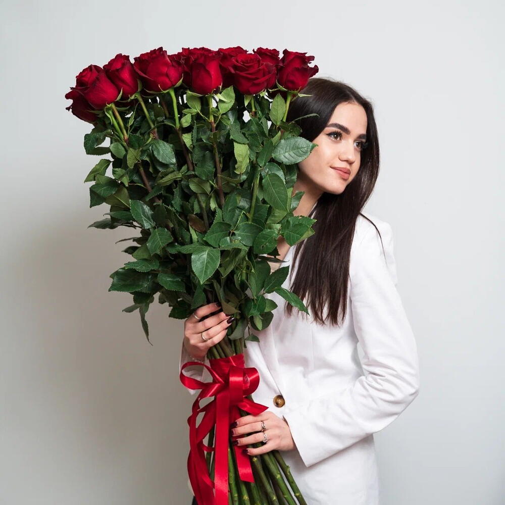 Роскошный букет «Эксплорер» – 25 красных роз для самых важных моментов Усолье-Сибирское Иркутская область