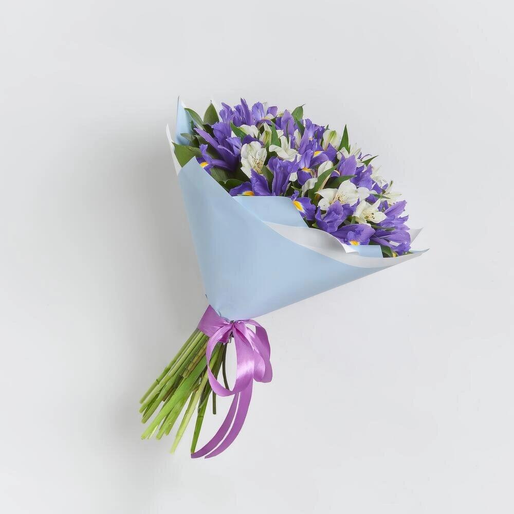 Букет «Вечернее дыхание»  – загадочная гармония синих ирисов и белых альстромерий Усолье-Сибирское Иркутская область