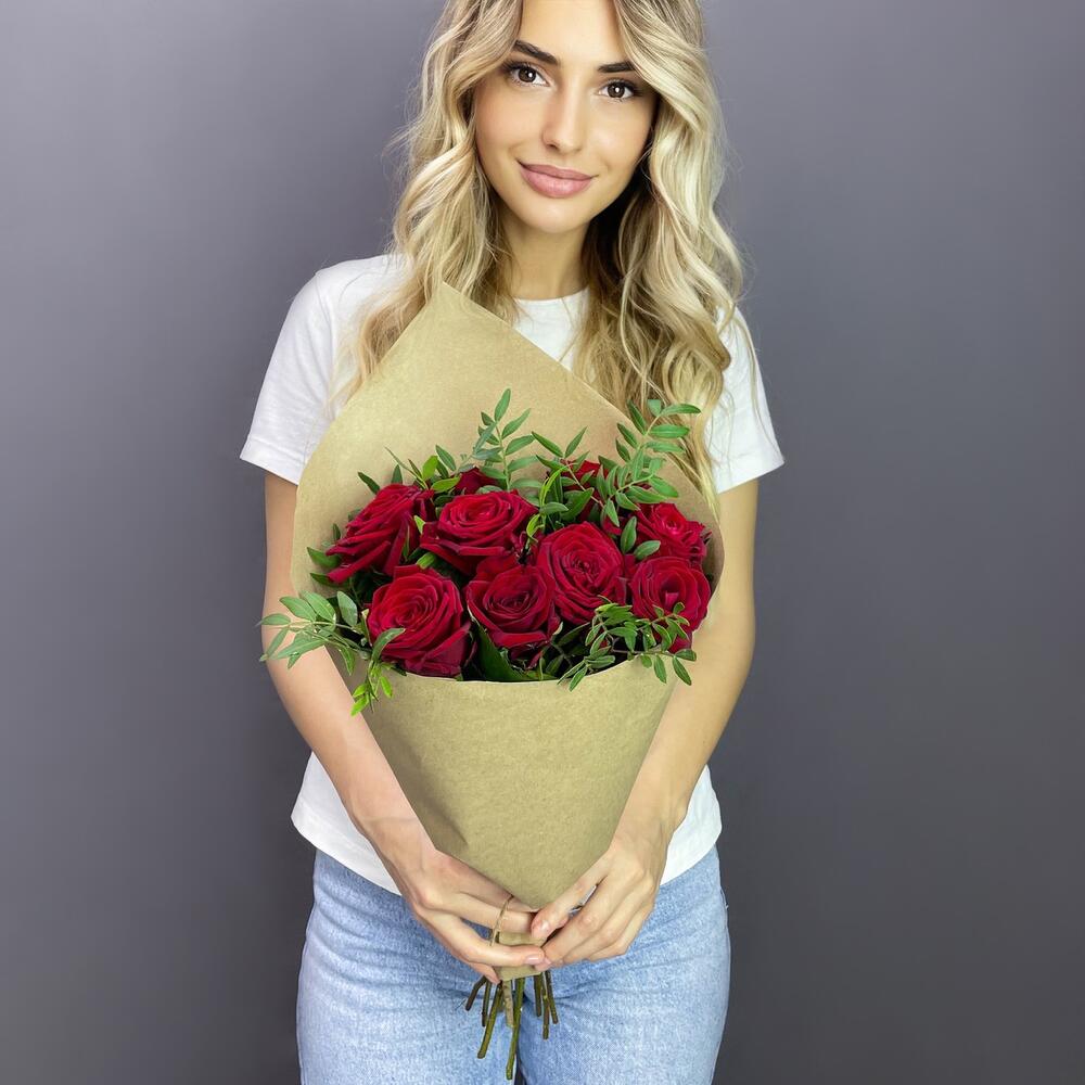 Букет из 9 красных роз с фисташкой – гармония страсти и свежести Усолье-Сибирское Иркутская область