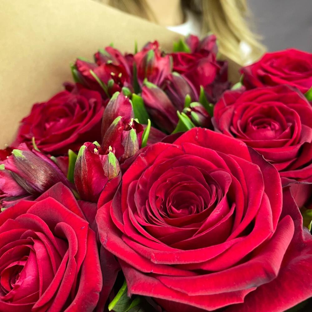 Букет «Страсть» – гармония красных роз и нежных альстромерий Усолье-Сибирское Иркутская область
