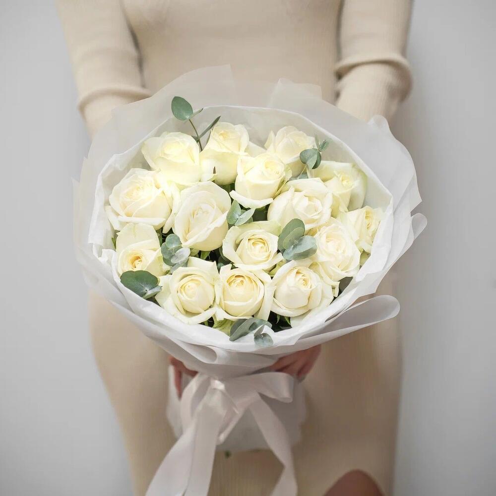Букет из 15 белых роз с эвкалиптом – чистота и изысканность Усолье-Сибирское Иркутская область