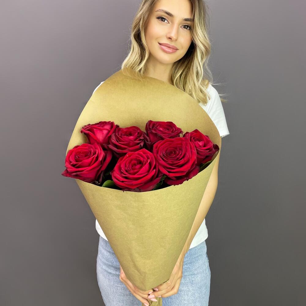 Букет из 7 красных роз в крафте – страсть в стильной упаковке Усолье-Сибирское Иркутская область