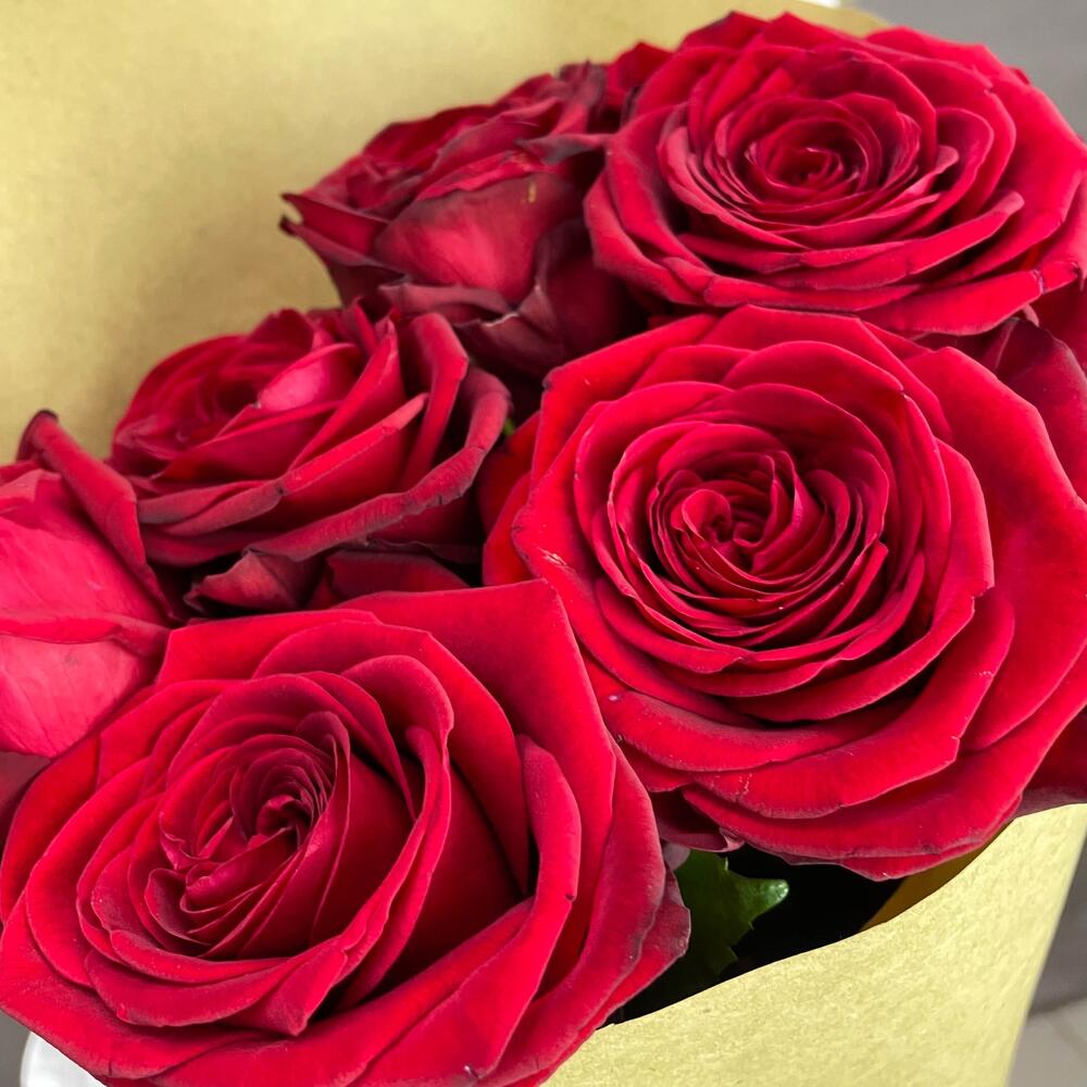 Букет из 7 красных роз в крафте – страсть в стильной упаковке Усолье-Сибирское Иркутская область