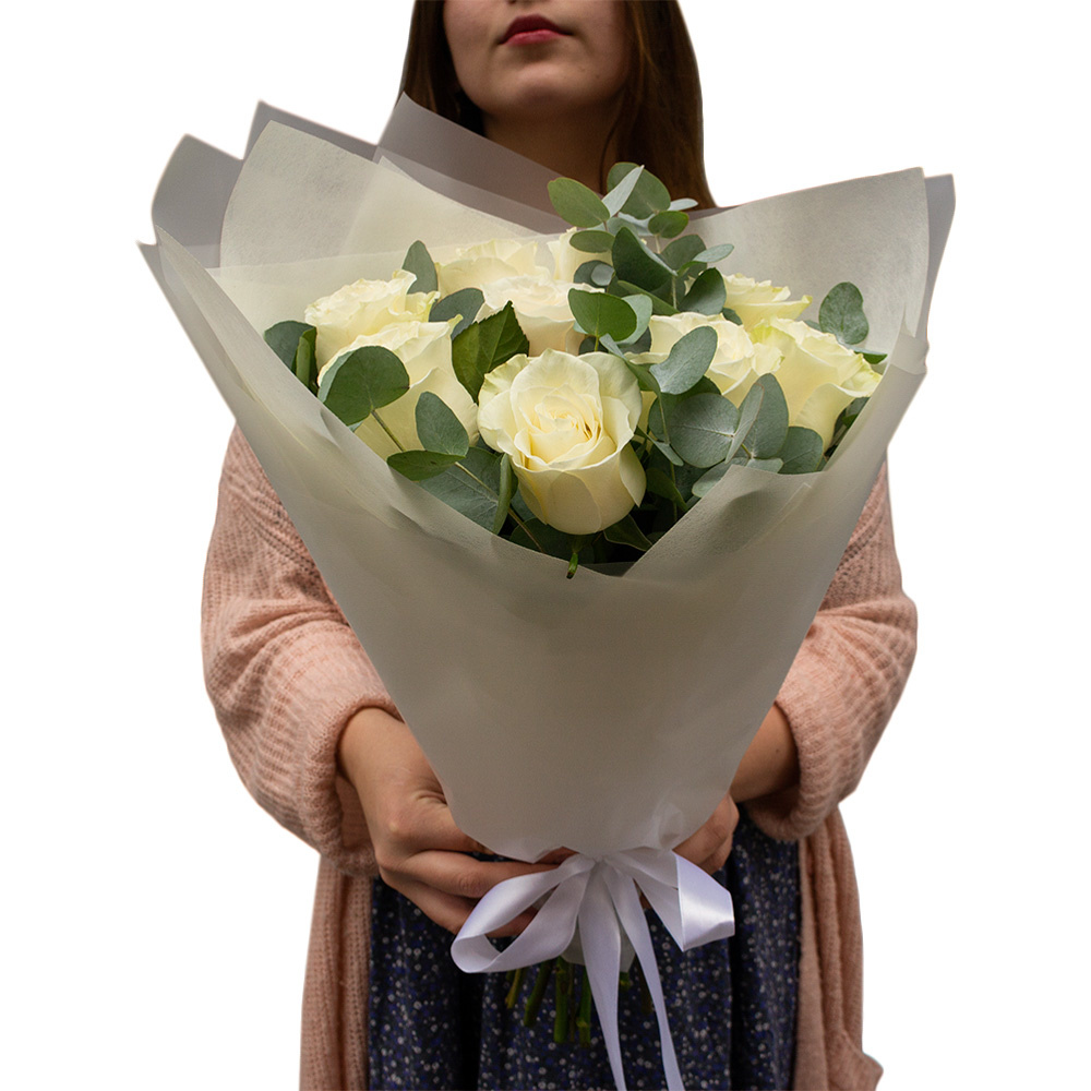 Элегантный букет из 9 белых роз с эвкалиптом – воплощение совершенства Усолье-Сибирское Иркутская область