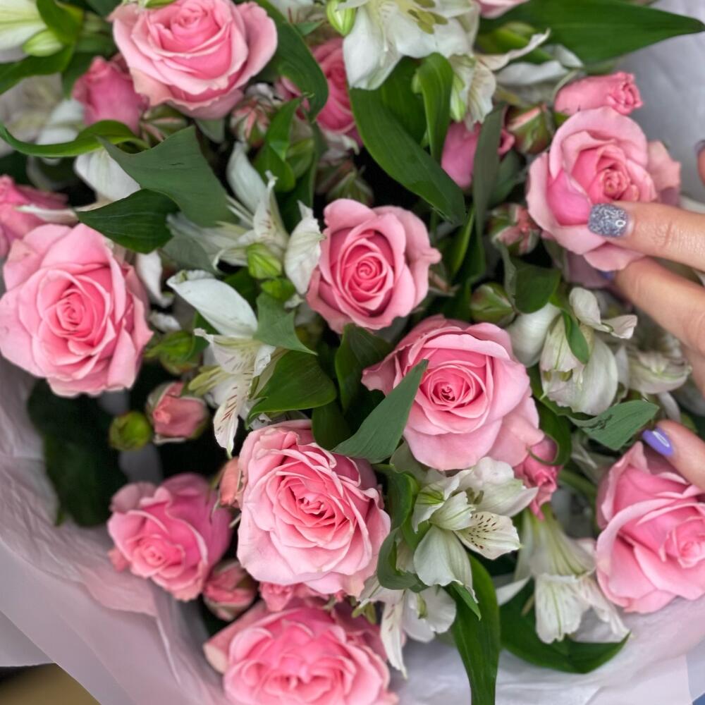 Букет «Розовый фламинго» – нежность розовых кустовых роз и белых альстромерий Усолье-Сибирское Иркутская область