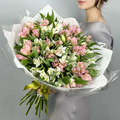Букет «Гармония» – нежное сочетание белых и розовых альстромерий Усолье-Сибирское Иркутская область