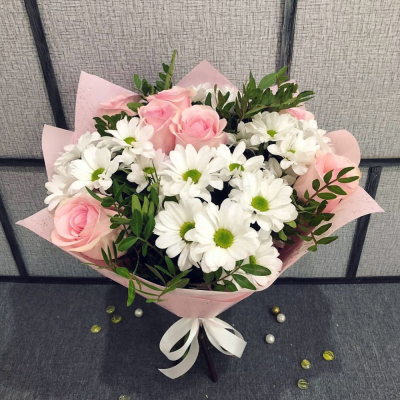 Букет из розовых роз и белых хризантем – элегантность в каждой детали Усолье-Сибирское Иркутская область