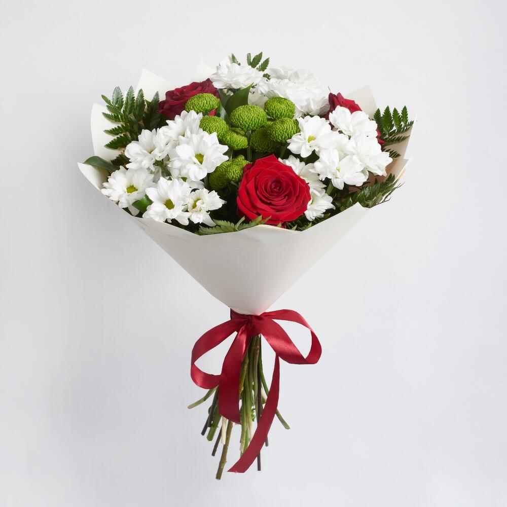 Букет «Настроение» – гармония красных эквадорских роз и нежных хризантем Усолье-Сибирское Иркутская область