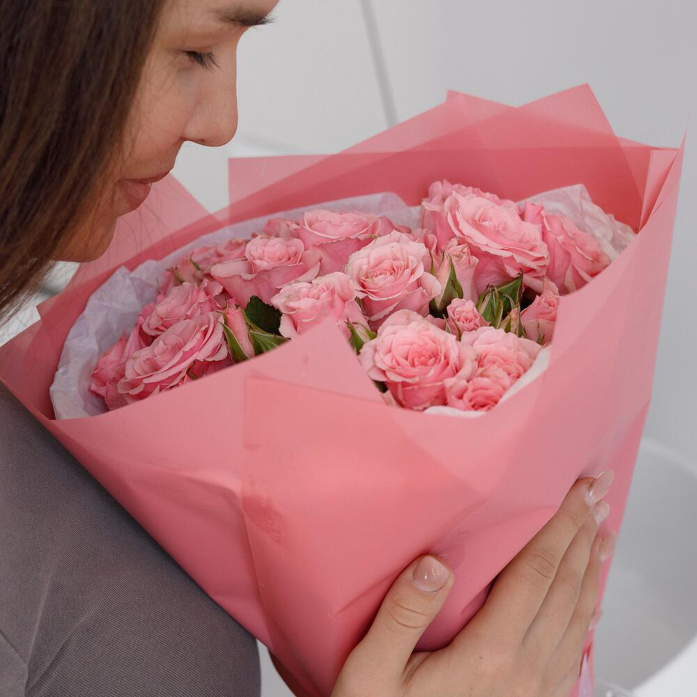 Букет из 9 розовых кустовых роз – нежность в каждом лепестке Усолье-Сибирское Иркутская область