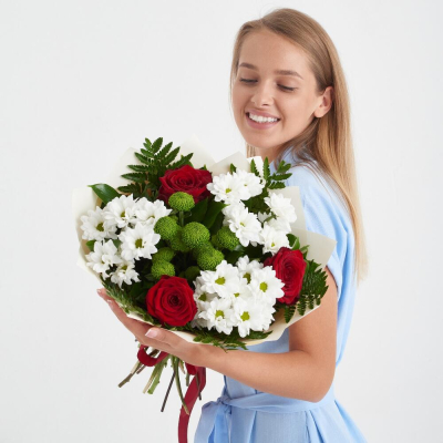 Букет «Настроение» – гармония красных эквадорских роз и нежных хризантем Усолье-Сибирское Иркутская область
