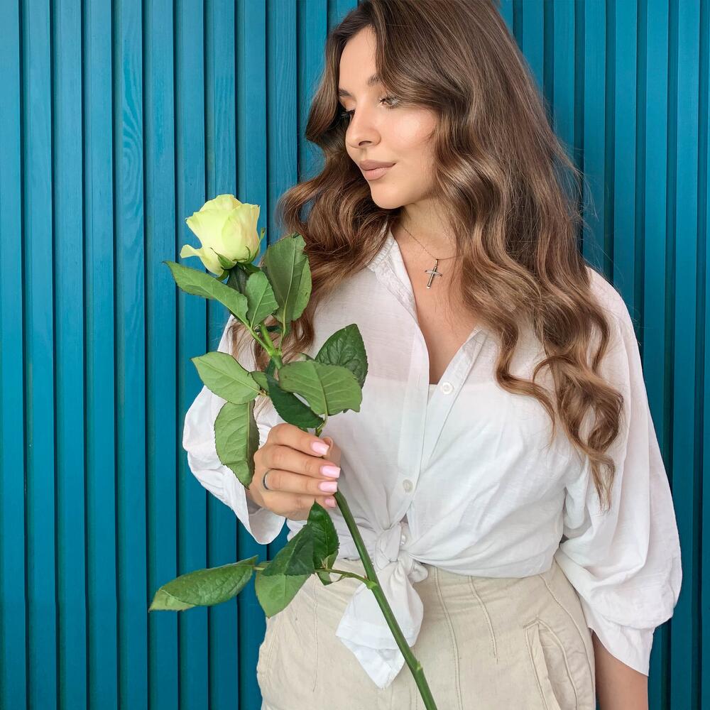 Комплимент из белой эквадорской розы – элегантность в каждом лепестке Усолье-Сибирское Иркутская область