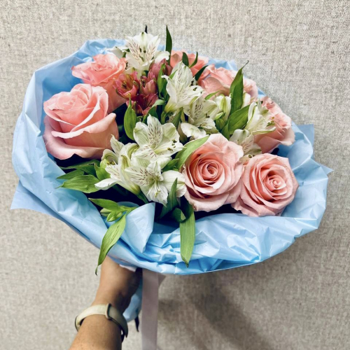 Букет «Фреш» – нежность розовых роз и белых альстромерий Усолье-Сибирское Иркутская область