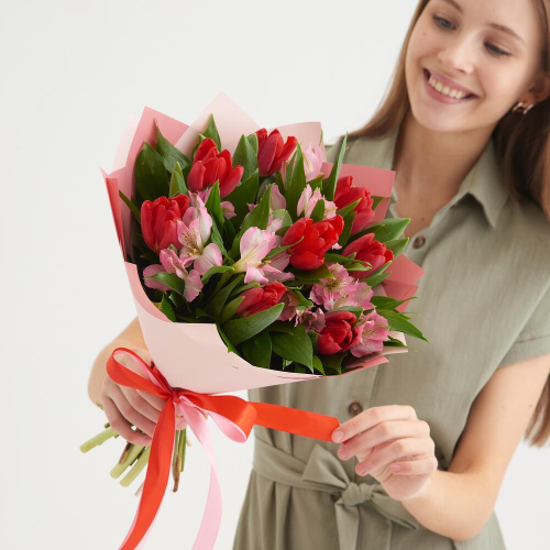 Букет «Первый поцелуй» красных тюльпанов и розовых альстромерий Усолье-Сибирское Иркутская область