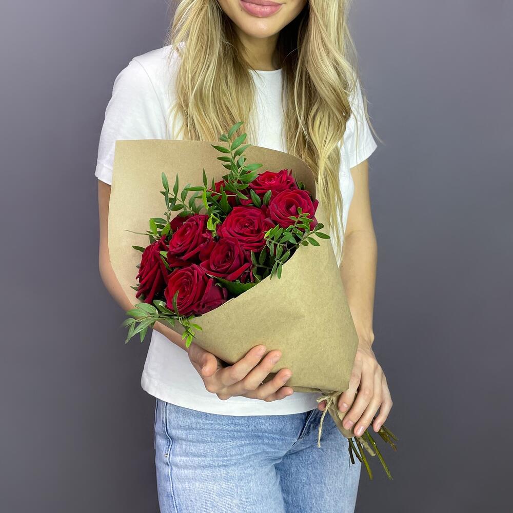 Букет из 9 красных роз с фисташкой – гармония страсти и свежести Усолье-Сибирское Иркутская область