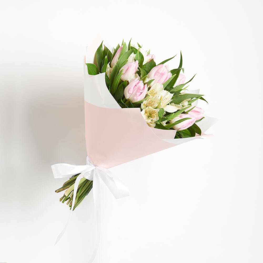Букет «Первое свидание» розовых тюльпанов и белых альстромерий Усолье-Сибирское Иркутская область
