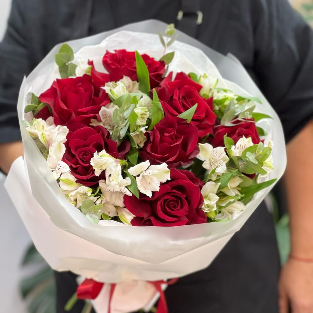 Букет «Любимой» – 7 эквадорских роз и белых альстромерий Усолье-Сибирское Иркутская область