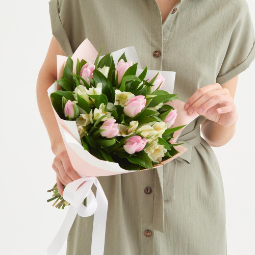 Букет «Первое свидание» розовых тюльпанов и белых альстромерий Усолье-Сибирское Иркутская область