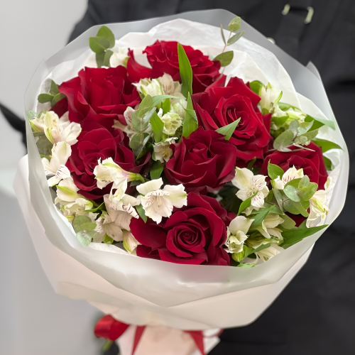 Букет «Любимой» – 7 эквадорских роз и белых альстромерий Усолье-Сибирское Иркутская область