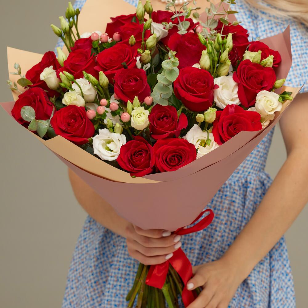 Роскошный букет для любимой женщины – 21 эквадорская роза и эустома Усолье-Сибирское Иркутская область