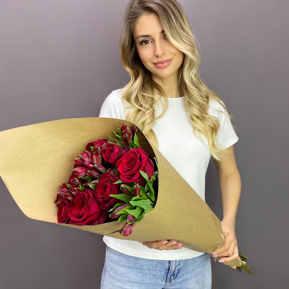 Букет «Страсть» – гармония красных роз и нежных альстромерий Усолье-Сибирское Иркутская область