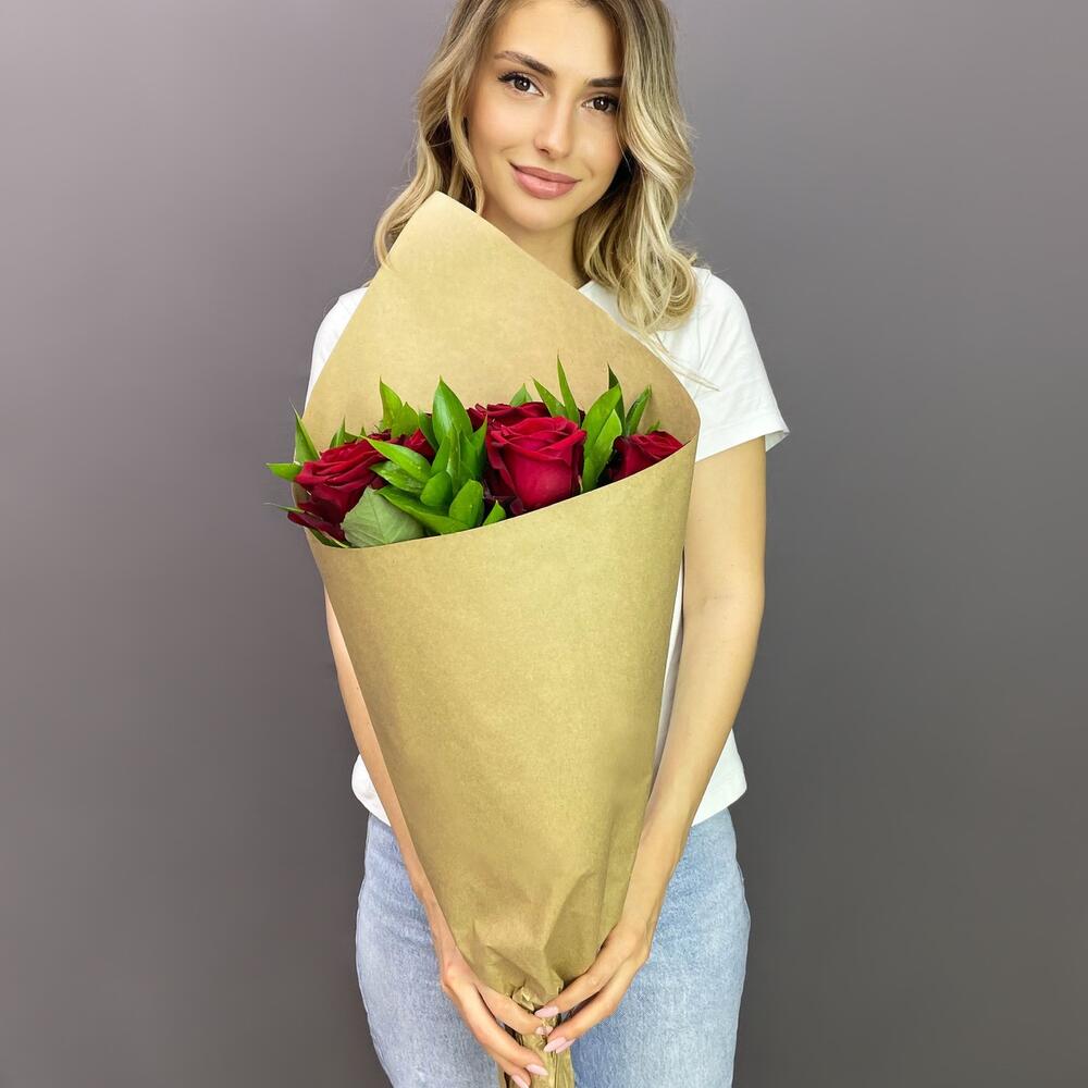 Букет из красных роз с рускусом в крафтовой упаковке – классика с изюминкой Усолье-Сибирское Иркутская область