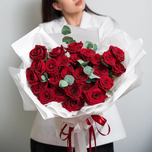 Роскошный букет из 25 красных роз с эвкалиптом – королевский подарок  Усолье-Сибирское Иркутская область