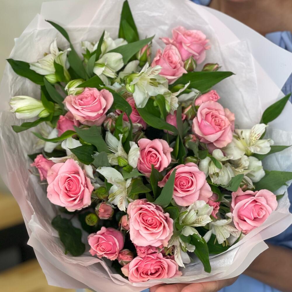 Букет «Розовый фламинго» – нежность розовых кустовых роз и белых альстромерий Усолье-Сибирское Иркутская область