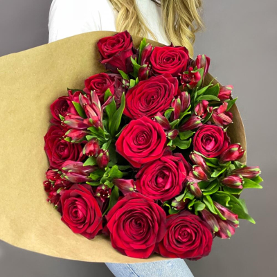 Букет «Стрелиция» – гармония из красных роз и белых альстромерий  Усолье-Сибирское Иркутская область