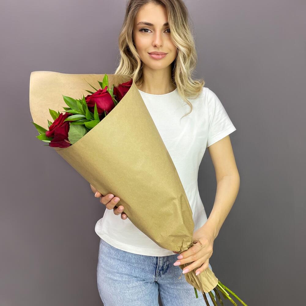 Букет из красных роз с рускусом в крафтовой упаковке – классика с изюминкой Усолье-Сибирское Иркутская область