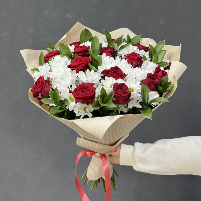 Букет «Романтика» — гармония красных роз и белоснежных хризантем Усолье-Сибирское Иркутская область