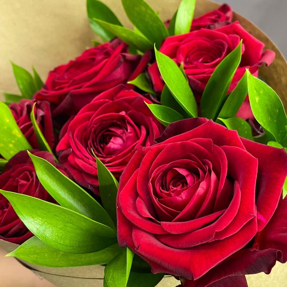 Букет из красных роз с рускусом в крафтовой упаковке – классика с изюминкой Усолье-Сибирское Иркутская область