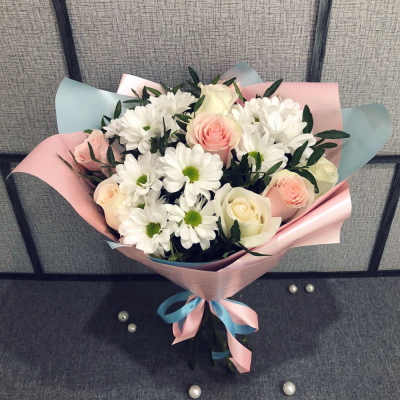 Букет из свежих роз и белых хризантем – гармония нежности и чистоты Усолье-Сибирское Иркутская область