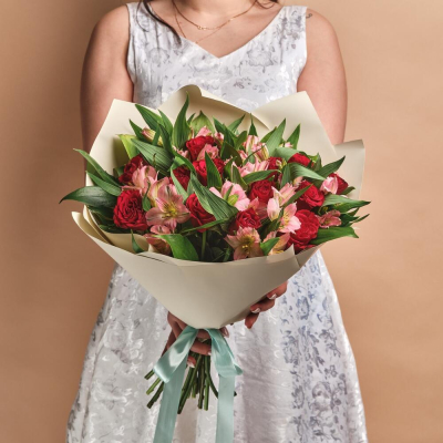 Букет «Нежность слов» — гармония красных роз и нежных альстромерий Усолье-Сибирское Иркутская область