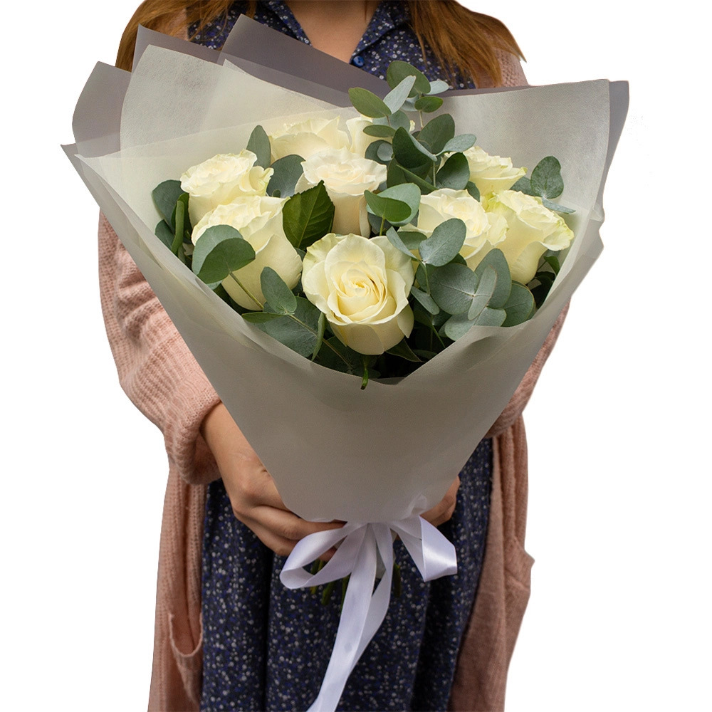 Элегантный букет из 9 белых роз с эвкалиптом – воплощение совершенства Усолье-Сибирское Иркутская область